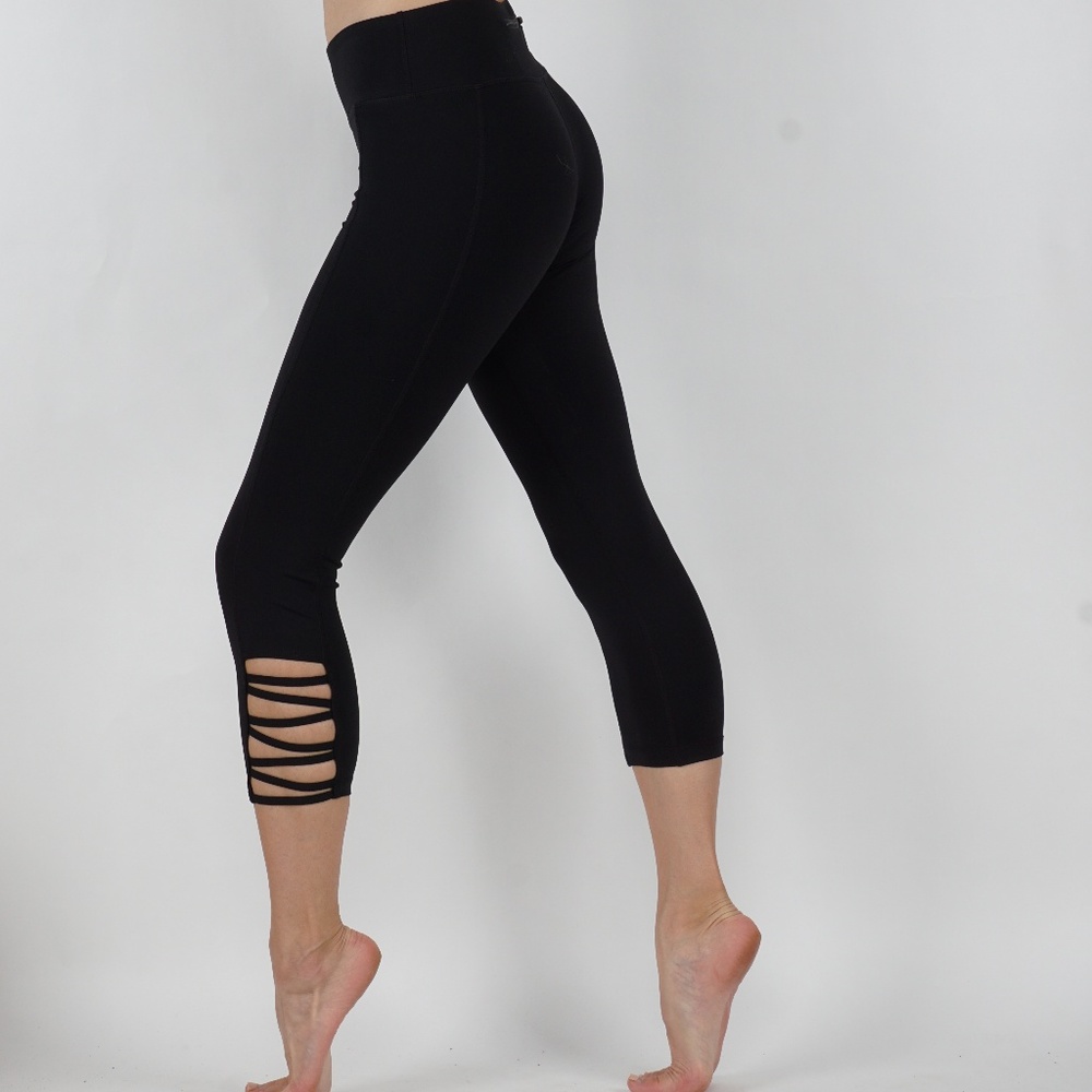 Black capri leggings with side cutouts - Picture 1 of 6